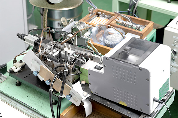 ネジ緩み止め加工機